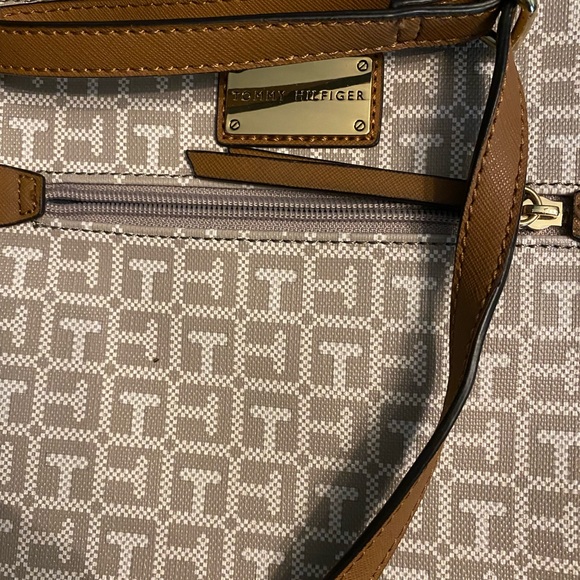 Tommy Hilfiger shoulder purse - Picture 2 of 3